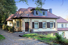 Wohnhaus am Soldatenfriedhof, Helmsweg im Hamburger Stadtteil Harburg; Wirkungsstätte des Harburger Bildhauers Michael Komorovski