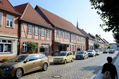 Geschäftsstraße / Einkaufstraße mit restaurierten  Fachwerkgebäuden in der Königstraße von Boizenburg/Elbe.