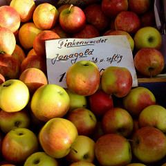 Apfelstand / Marktstand auf dem Wochenmarkt in Hamburg Finkenwerder, Finksweg - frisch geerntete Äpfel, Finkenwerder Jonagold..