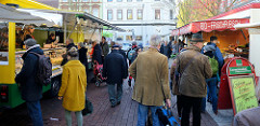 Marktstände auf dem Wochenmarkt auf dem Spitzenplatz im Hamburger Stadtteil Ottensen.