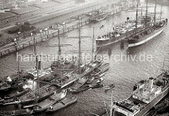 Luftbild vom Hamburger Segelschiffhafen - Frachtsegelschiffe Pamir + Parma; ca. 1930. Im Segelschiffhafen liegen die beiden Windjammer Pamir (lks.) und Parma - die Ladung des Frachtseglers Pamir wird gerade gelöscht.