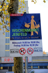 Hinweisschild vom Bezirksamt Wandsbek auf dem Wochenmarkt in Hamburg Jenfeld, Bei den Höfen.