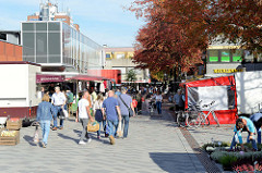 Marktstände auf dem Wochenmarkt im Hamburger Stadtteil Neugraben-Fischbek.