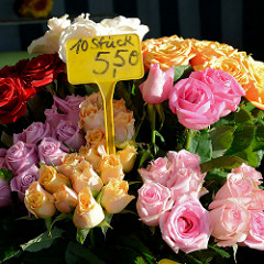 Blumenstand   auf dem Wochenmarkt in Hamburg Finkenwerder, Finksweg;  unterschiedlich farbige Rosen werden in Sträußen zum Verkauf angeboten.