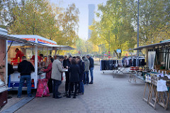 Wochenmarkt auf dem Marktplatz in Hamburg Rothenburgsort; Marktstände - im Hintergrund der historische Wasserturm, Wahrzeichen der Stadtteils.