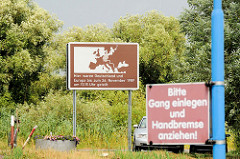 Elbufer bei Neu-Bleckede am Anleger der Autofähre Amt Neuhaus - Hinweisschild auf die ehemalige innerdeutsche Grenze.
