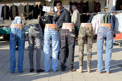 Wochenmarkt in Hamburg Wilhelmsburg / Stübenplatz, Stand mit Kleidung - untere Teile von Kleiderpuppen tragen verschiedene Jeans.