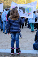 Aktionstag der überparteilichen Sammlungsbewegung Aufstehen - Sammelplatz der Demonstration mit dem Motto Würde statt Waffen auf dem Platz der Republik in Hamburg Altona.