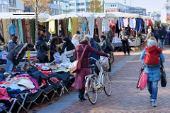 Marktstände  auf dem  Wochenmarkt in der Großen Bergstraße, Stadtteil Hamburg Altona / Altstadt.