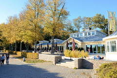 Herbststimmung im Harburger Stadtpark - Gastronomie mit Außenplätzen am Außenmühlenteich im Hamburger Stadtteil Harburg.