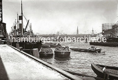 Historische Hafenmotive aus dem Hamburger Fotoarchiv. Am Amerikakai des Segelschiffhafens liegt der schwedische Frachter KNUT aus Trelleborg - die Ladung der Schuten ist teilweise mit Persenning gegen Witterungseinflüsse abgedeckt. Ein Jollen