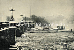 Hamburger Lombardsbrücke im Winter - Alsterdampfer im Eis auf der Binnenalster.