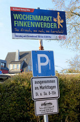 Hinweisschild vom Bezirksamt Hamburg-Mitte    auf den  Wochenmarkt in Hamburg Finkenwerder, Finksweg.
