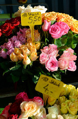 Blumenstand   auf dem Wochenmarkt in Hamburg Finkenwerder, Finksweg;  unterschiedlich farbige Rosen werden in Sträußen zum Verkauf angeboten.