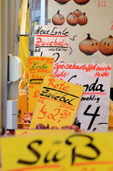 Marktstand mit Zwiebeln und Speisekartoffeln auf dem Wochenmarkt am Moorhof im Hamburger Stadtteil Poppenbüttel.