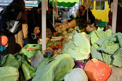 Marktstand mit Obst und Gemüse auf dem Wochenmarkt   im Hamburger Stadtteil Ottensen / Spitzenplatz.