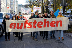 Aktionstag der überparteilichen Sammlungsbewegung Aufstehen - r Demonstration mit dem Motto Würde statt Waffen in der Max-Brauer-Allee in Hamburg Altona. Transpart mit roter Aufschrift "aufstehen".