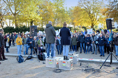 Aktionstag der überparteilichen Sammlungsbewegung Aufstehen - Sammelplatz der Demonstration mit dem Motto Würde statt Waffen auf dem Platz der Republik in Hamburg Altona. RednerIn vor ca. 300 versammelten DemonstrantInnen.