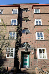 Baudenkmal in der Mergellstraße von Hamburg Harburg, der Siedlungsbau wurde 1928 errichtet. Die jetzt denkmalgeschützten Wohngebäude wurden von den  Architekten Eduard und Ernst Theil entworfen. Den Fassadenschmuck / keramischen Bauschmuck hat Richar