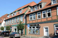 Historische restaurierte Fachwerkhäuser - Wohnhäuser mit Geschäften in der Reichenstraße von Boizenburg/Elbe