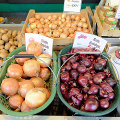 Wochenmarkt auf dem Marktplatz in Hamburg Rothenburgsort; Marktstand mit Obst und Gemüse, Körbe mit unterschiedlichen Zwiebelsorten, z.B. rote Zwiebeln.