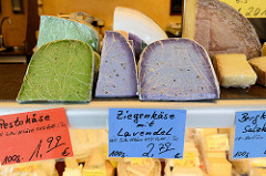 Wochenmarkt auf dem Marktplatz in Hamburg Rothenburgsort; Marktstand mit Käse, z.  B. Ziegenkäse mit Lavendel.