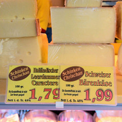 Marktstand mit Schinken und Käse auf dem Hamburger Wochenmarkt in Farmsen-Berne, Berner Heerweg.