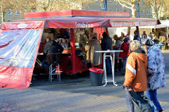 Marktstände  auf dem Wochenmarkt am Quarree im Hamburger Stadtteil Wandsbek.