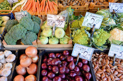 Obst und  Gemüsestand  auf dem Wochenmarkt in Hamburg Finkenwerder, Finksweg; frisches Gemüse wie zum Beispiel Brokkoli, Kohlraabi, Romanesco oder Blumenkohl liegen in Holzkisten am Verkaufsstand.