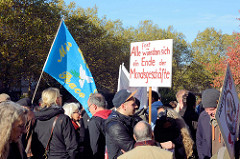 Aktionstag der überparteilichen Sammlungsbewegung Aufstehen - Sammelplatz der Demonstration mit dem Motto Würde statt Waffen auf dem Platz der Republik in Hamburg Altona. Protestschild mit der Aufschrift Fast alle wünschen sich ein Ende der Mordsges
