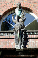 Baudenkmal in der Mergellstraße von Hamburg Harburg, der Siedlungsbau wurde 1928 errichtet. Die jetzt denkmalgeschützten Wohngebäude wurden von den  Architekten Eduard und Ernst Theil entworfen. Den Fassadenschmuck / keramischen Bauschmuck hat Richar