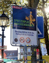 Hinweisschild vom  Bezirksamt Hamburg Altona auf dem Wochenmarkt Spritzenplatz.