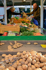 Marktstand mit Obst und Gemüse auf dem Hamburger Wochenmarkt Farmsen-Berne.