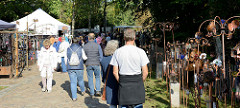 Trittauer Kunsthandwerkermarkt zum Erntedankfest an der historischen Wassermühle.
