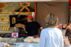 Marktstand mit frisch gebackenem Brot  auf dem Wochenmarkt im Hamburger Stadtteil Neugraben-Fischbek.