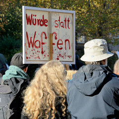 Aktionstag der überparteilichen Sammlungsbewegung Aufstehen - Sammelplatz der Demonstration mit dem Motto Würde statt Waffen auf dem Platz der Republik in Hamburg Altona. Protestschild mit der Aufschrift "Würde statt Waffen".