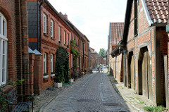 Kopfstein gepflasterte Gasse - Kleine Wallstraße in Boizenburg/Elbe; historische Fachwerkhäuser.