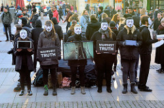 Cube of Truth - Anonymous for the Voiceless, Demonstration der Tierrechtsorganisation auf dem Rathaus in der Hansestadt Hamburg. Bei Cubes zeigen ehrenamtliche Aktivist*innen den Passanten die Zustände in der (Massen-) Tierhaltung.