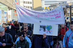 Aktionstag der überparteilichen Sammlungsbewegung Aufstehen -  Demonstration mit dem Motto Würde statt Waffen in der Ottenser Hauptstraße von Hamburg Altona. Transparent mit der Aufschrift  Die Waffen liefern die reichen, die Armen liefern die Leiche