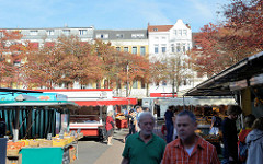 Marktstände auf dem Wochenmarkt Sand im Hamburger Stadtteil Harburg.