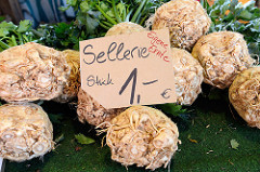Wochenmarkt in Hamburg Neugraben, Gemüsestand mit Sellerieknollen - eigene Ernte.