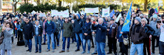 Aktionstag der überparteilichen Sammlungsbewegung Aufstehen - Sammelplatz der Demonstration mit dem Motto Würde statt Waffen auf dem Platz der Republik in Hamburg Altona. Viele der ca. 300 versammelten DemonstrantInnen tragen Fahnen oder halten Trans