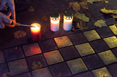 Grindel leuchtet, Erinnerung an die ermordeten Juden im Hamburger Grindelviertel; zum 80. Jahrestag der Pogromnacht stellten sie Kerzen neben die Stolpersteine, die vor den Häusern auf die ehemaligen jüdischen Bewohner hinweisen.