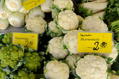 Gemüsestand  auf dem Wochenmarkt Sand im Hamburger Stadtteil Harburg; unterschiedliche Kohlsorten wie zum Beispiel Romanesko,  Blumenkohl oder Chinakohl werden zum Verkauf angeboten.