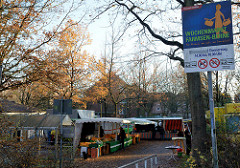 Hinweisschild des Bezirksamts Hamburg Wandsbek auf den Wochenmarkt Farmsen-Berne im Berner Heerweg.