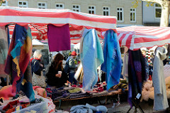 Marktstand mit Wollschals und Pullovern auf dem Wochenmarkt   im Hamburger Stadtteil Ottensen / Spitzenplatz.