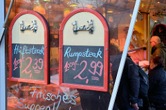 Fleischstand einer Schlachterrei auf dem Wochenmarkt im Hamburger Stadtteil Farmsen-Berne, Berner Heerweg.