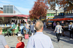Marktstände auf dem Wochenmarkt im Hamburger Stadtteil Neugraben-Fischbek.