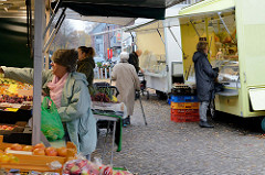 Marktstände auf dem Wochenmarkt in der Wedeler Landstraße von Hamburg Rissen.