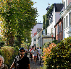 Schmaler Fußweg Övelgönne am Elbufer in Hamburg Othmarschen;  Fahrradfahrerinnen sind angehalten ihr Fahrrad zu schieben.